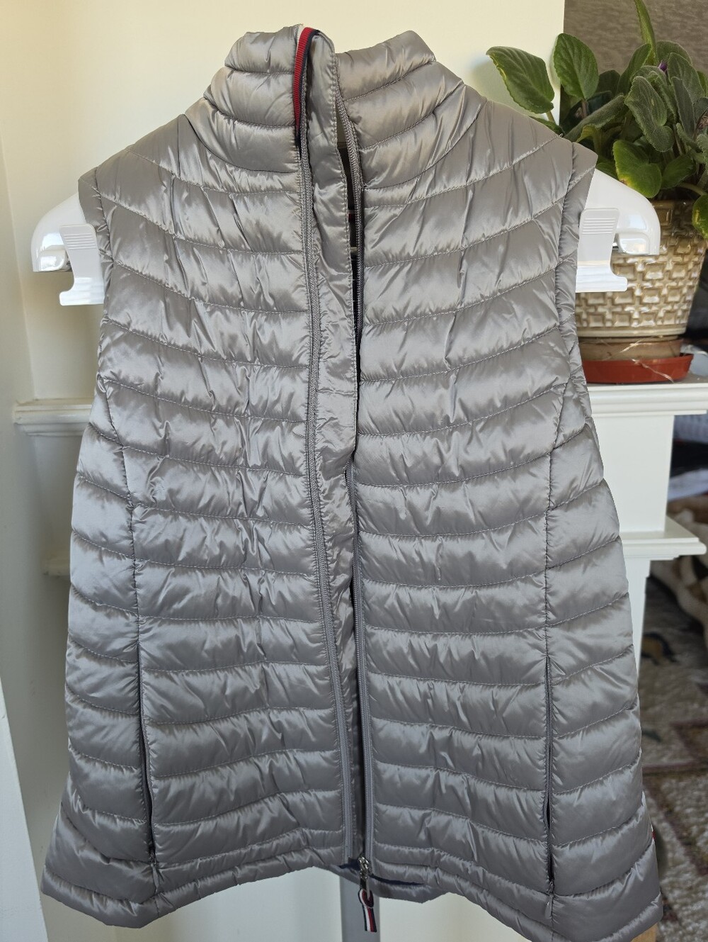 Tommy Hilfiger Lightweight Quilted Puffer Vest in Shimmery Grey Sz M